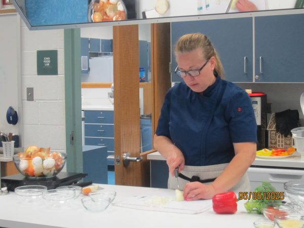 Ms. Heather Sullivan, FACS teacher on the Explorers team, teaches her class how to make a frittata using reusable tableware.